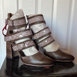 Freebird, JACLYNN, in stone multi, size 9. Brand new!